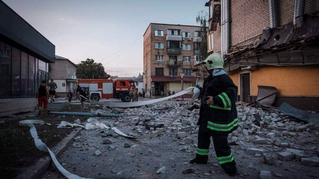 Rusové zasáhli v Pokrovsku na východě Ukrajiny obytný dům